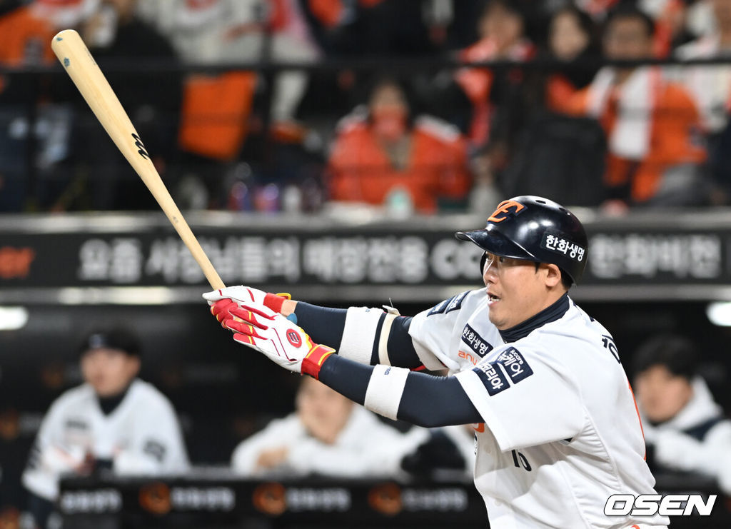 30일 대전 한화생명볼파크에서 2025 신한 SOL Bank KBO리그 포스트시즌 한국시리즈 4차전 한화 이글스와 LG 트윈스의 경기가 열렸다.이날 경기에 한화는 와이스를, LG는 치리노스를 선발투수로 내세웠다. 4회말 1사 2,3루 하주석이 타점을 올리고 있다.  2025.10.30/spjj@osen.co.kr