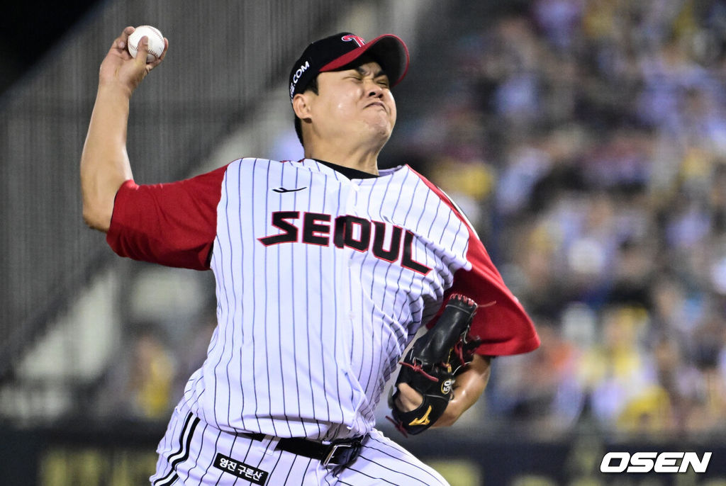 10일 오후 서울 잠실구장에서 ‘2025 신한 SOL Bank KBO리그’ LG 트윈스와 한화 이글스의 경기가 열렸다.LG는 손주영, 한화는 문동주를 선발로 내세웠다.7회초 LG 장현식이 역투하고 있다. 2025.08.10 /cej@osen.co.kr