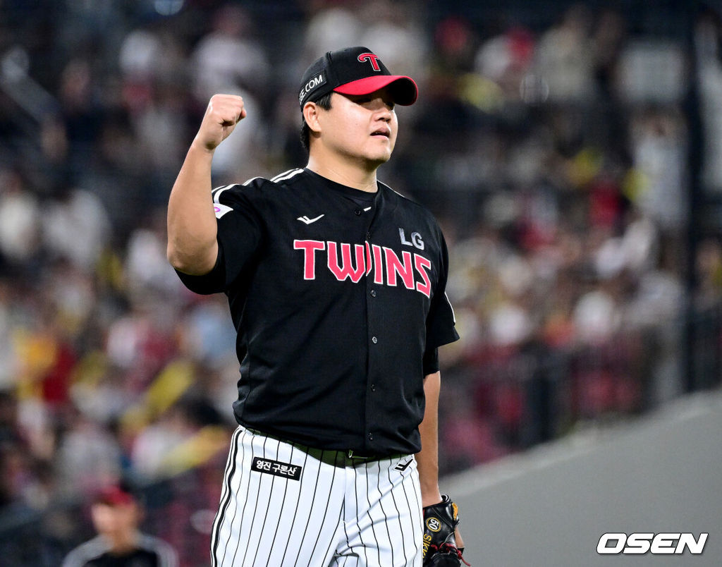 23일 광주-기아 챔피언스필드에서 ‘2025 신한 SOL Bank KBO리그’ KIA 타이거즈와 LG 트윈스의 경기가 열렸다.홈팀 KIA는 김도현, 방문팀 LG는 요니 치리노스를 선발로 내세웠다.9회말 무사 1루 상황 KIA 위즈덤을 병살타로 이끈 LG 투수 장현식이 기뻐하고 있다. 2025.07.23 / dreamer@osen.co.kr