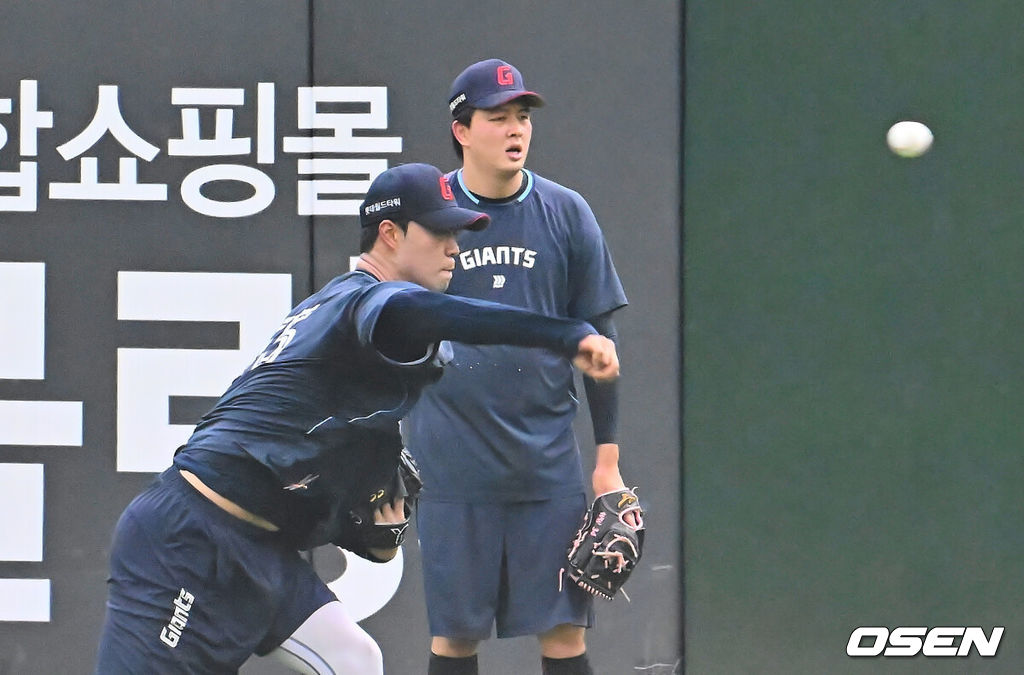 5일 부산 사직야구장에서 2025 신한 SOL 뱅크 KBO 리그 롯데 자이언츠와 KIA 타이거즈의 경기가 열렸다. 홈팀 롯데는 감보아가, 방문팀 KIA는 네일이 선발 출전했다.롯데 자이언츠 윤성빈과 김원중이 훈련을 하고 있다. 2025.08.05 / foto0307@osen.co.kr