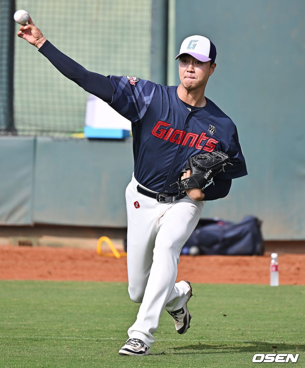 프로야구 롯데 자이언츠가 31일(한국시간) 대만 타이난 아시아-태평양 국제야구센터에 스프링캠프를 차리고 구슬땀을 흘렸다.김태형 감독 등 코치진과 투수 20명, 포수 5명, 내야수 9명, 외야수 7명 등 총 41명의 선수단이 1월 20일까지 1차 캠프에서 체력 강화와 기술 훈련을 치른 뒤 21일부터 3월 5일까지 일본 미야자키로 옮겨 2차 캠프에서 구춘리그에 참가해 실전 감각을 점검한다.롯데 윤성빈이 훈련하고 있다. 2026.01.31 / foto0307@osen.co.kr