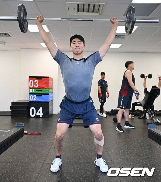 [OSEN=타이난(대만) , 이석우 기자] 프로야구 롯데 자이언츠가 31일(한국시간) 대만 타이난 아시아-태평양 국제야구센터에 스프링캠프를 차리고 구슬땀을 흘렸다.김태형 감독 등&nbsp;코치진과 투수&nbsp;20명,&nbsp;포수&nbsp;5명,&nbsp;내야수&nbsp;9명,&nbsp;외야수&nbsp;7명 등 총&nbsp;41명의 선수단이 1월 20일까지 1차 캠프에서 체력 강화와 기술 훈련을 치른 뒤 21일부터 3월 5일까지 일본 미야자키로 옮겨 2차 캠프에서 구춘리그에 참가해 실전 감각을 점검한다.롯데 윤성빈이 웨이트를 하고 있다. 2026.01.31 / foto0307@osen.co.kr