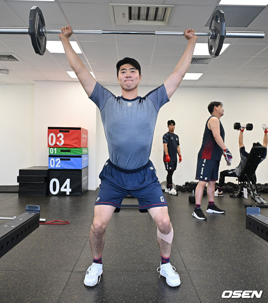 프로야구 롯데 자이언츠가 31일(한국시간) 대만 타이난 아시아-태평양 국제야구센터에 스프링캠프를 차리고 구슬땀을 흘렸다.김태형 감독 등 코치진과 투수 20명, 포수 5명, 내야수 9명, 외야수 7명 등 총 41명의 선수단이 1월 20일까지 1차 캠프에서 체력 강화와 기술 훈련을 치른 뒤 21일부터 3월 5일까지 일본 미야자키로 옮겨 2차 캠프에서 구춘리그에 참가해 실전 감각을 점검한다.롯데 윤성빈이 웨이트를 하고 있다. 2026.01.31 / foto0307@osen.co.kr