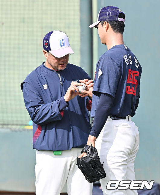 [OSEN=타이난(대만) , 이석우 기자] 프로야구 롯데 자이언츠가 31일(한국시간) 대만 타이난 아시아-태평양 국제야구센터에 스프링캠프를 차리고 구슬땀을 흘렸다.김태형 감독 등&nbsp;코치진과 투수&nbsp;20명,&nbsp;포수&nbsp;5명,&nbsp;내야수&nbsp;9명,&nbsp;외야수&nbsp;7명 등 총&nbsp;41명의 선수단이 1월 20일까지 1차 캠프에서 체력 강화와 기술 훈련을 치른 뒤 21일부터 3월 5일까지 일본 미야자키로 옮겨 2차 캠프에서 구춘리그에 참가해 실전 감각을 점검한다.롯데 김상진 코치가 윤성빈에게 그립에 대해 조언하고 있다. 2026.01.31 / foto0307@osen.co.kr