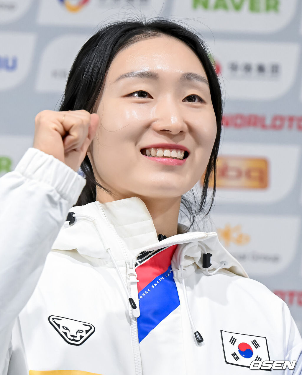 11일 오후 서울 목동아이스링크에서 KB 금융 ISU 쇼트트랙 월드 투어 서울 2024/25 국가대표 미디어데이가 열렸다.ISU 쇼트트랙 월드투어 4차 대회는 13일부터 15일까지 개최된다.최민정이 포토타임을 하고 있다. 2024.12.11 / jpnews@osen.co.kr