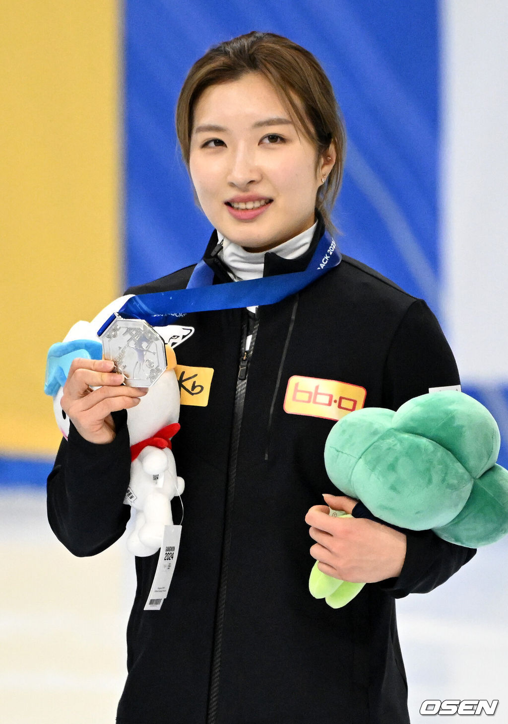 17일 서울 목동 아이스링크에서 'KB금융 CUP-국제빙상연맹(ISU) 쇼트트랙 월드컵 2023/24' 3일차 경기가 열렸다.여자 3000m 릴레이 결승전, 은메달을 차지한 대한민국 김길리가 포즈를 취하고 있다. 2023.12.17 /sunday@osen.co.kr