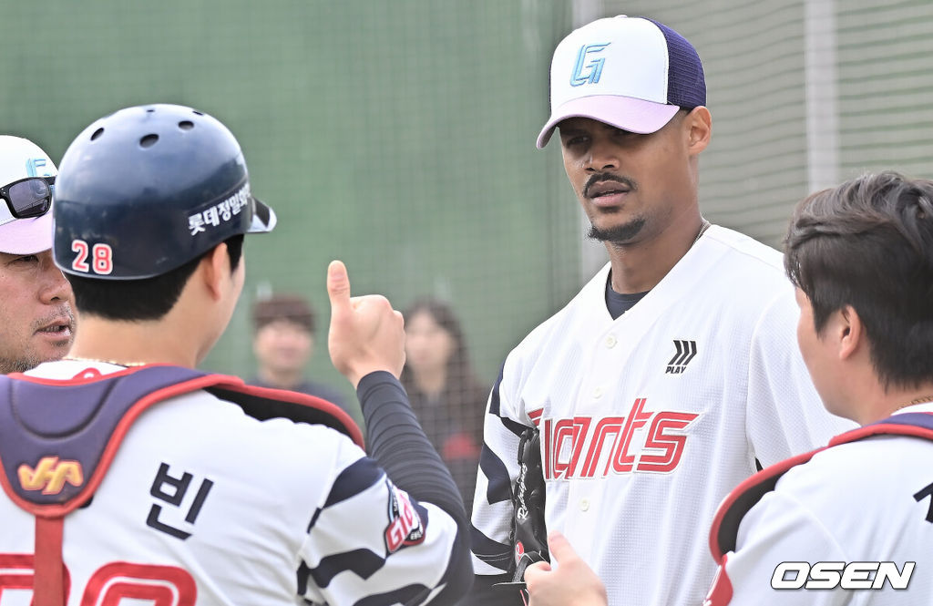 프로야구 롯데 자이언츠가 1일(한국시간) 대만 타이난 아시아-태평양 국제야구센터에 스프링캠프를 차리고 구슬땀을 흘렸다.김태형 감독 등 코치진과 투수 20명, 포수 5명, 내야수 9명, 외야수 7명 등 총 41명의 선수단이 1월 20일까지 1차 캠프에서 체력 강화와 기술 훈련을 치른 뒤 21일부터 3월 5일까지 일본 미야자키로 옮겨 2차 캠프에서 구춘리그에 참가해 실전 감각을 점검한다.롯데 로드리게스가 불펜투구를 마치고 손성빈의 엄지척을 받고 있다. 2026.02.01 / foto0307@osen.co.kr