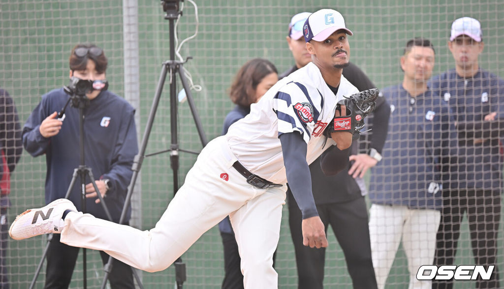 프로야구 롯데 자이언츠가 1일(한국시간) 대만 타이난 아시아-태평양 국제야구센터에 스프링캠프를 차리고 구슬땀을 흘렸다.김태형 감독 등 코치진과 투수 20명, 포수 5명, 내야수 9명, 외야수 7명 등 총 41명의 선수단이 1월 20일까지 1차 캠프에서 체력 강화와 기술 훈련을 치른 뒤 21일부터 3월 5일까지 일본 미야자키로 옮겨 2차 캠프에서 구춘리그에 참가해 실전 감각을 점검한다.롯데 로드리게스가 불펜투구를 하고 있다. 2026.02.01 / foto0307@osen.co.kr