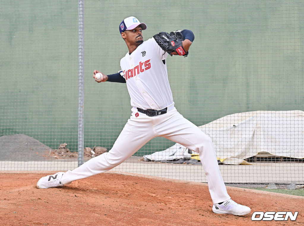 프로야구 롯데 자이언츠가 1일(한국시간) 대만 타이난 아시아-태평양 국제야구센터에 스프링캠프를 차리고 구슬땀을 흘렸다.김태형 감독 등 코치진과 투수 20명, 포수 5명, 내야수 9명, 외야수 7명 등 총 41명의 선수단이 1월 20일까지 1차 캠프에서 체력 강화와 기술 훈련을 치른 뒤 21일부터 3월 5일까지 일본 미야자키로 옮겨 2차 캠프에서 구춘리그에 참가해 실전 감각을 점검한다.롯데 로드리게스가 불펜투구를 하고 있다. 2026.02.01 / foto0307@osen.co.kr