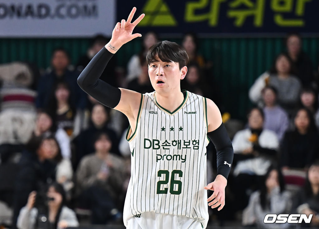 28일 창원 체육관에서 2025-2026 LG전자 프로농구 창원 LG와 원주 DB의 경기가 열렸다. 선두를 지킨 LG가 2위 정관장과의 격차 벌리기를 노리는 가운데, 3위 DB는 4위 SK의 추격을 뿌리치고 현재 자리를 사수해야 하는 중요한 맞대결에 나선다.원주 DB 강상재가 3점슛을 성공시키고 세리머니를 하고 있다. 2026.01.28 / foto0307@osen.co.kr