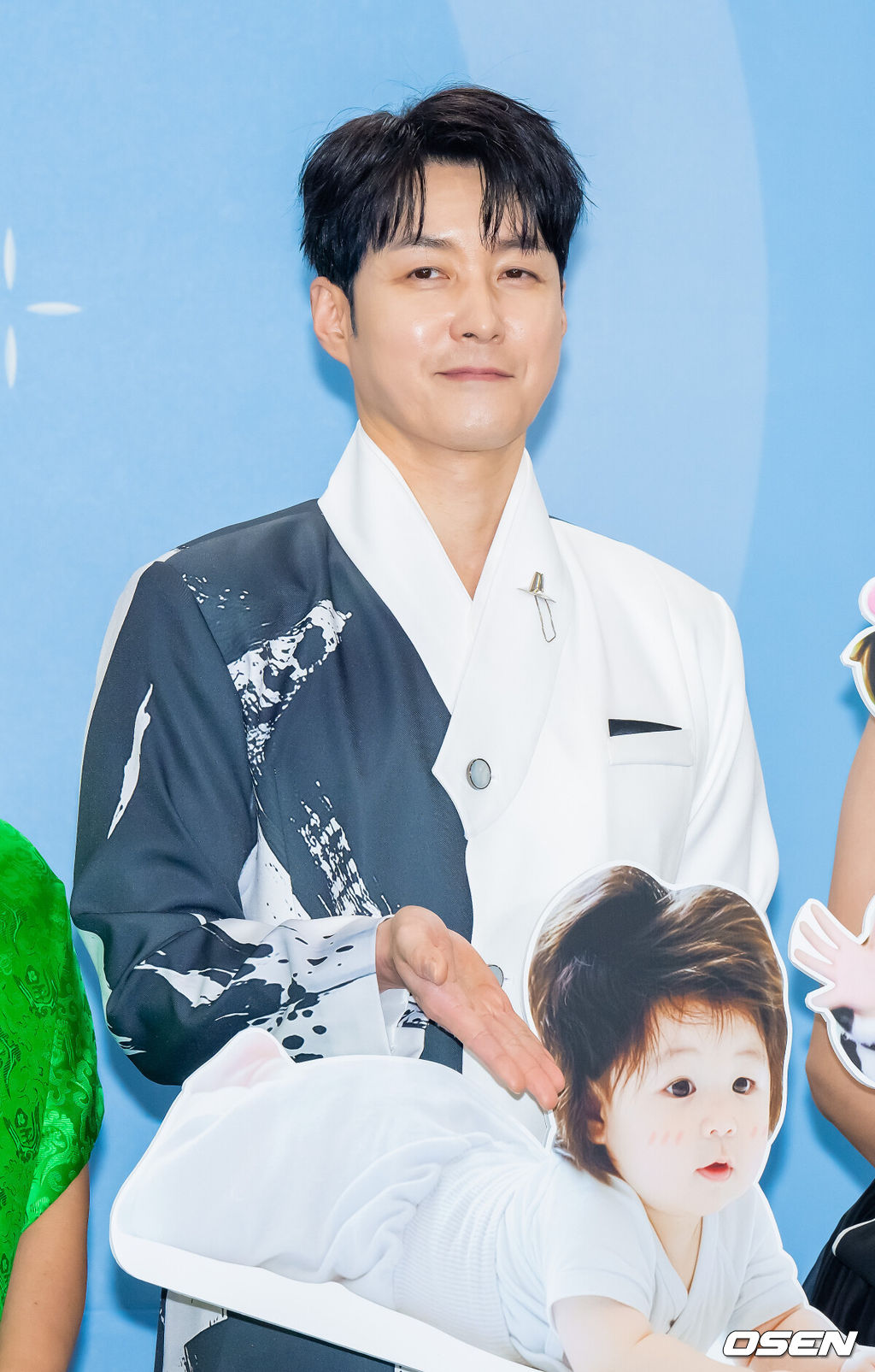 2025 KBS 연예대상이 20일 오후 서울 여의도 KBS 신관 공개홀에서 진행됐다.이날 가수 이찬원, 배우 이민정, 코미디언 문세윤이 MC를 맡았다. 시청자들의 사전 선호도 조사와 생방송 문자 투표로 결정되는 ‘최고의 프로그램상’은 ‘2025 KBS 연예대상’의 하이라이트로 손꼽힌다. 올해는 ‘개그콘서트’, ‘1박 2일’, ‘불후의 명곡’, ‘슈퍼맨이 돌아왔다’, ‘살림하는 남자들’, ‘사장님 귀는 당나귀 귀’, ‘신상출시 편스토랑’, ‘더 시즌즈’까지 총 8팀이 후보에 올랐다. 심형탁이 포즈를 취하고 있다. 2025.12.20 / soul1014@osen.co.kr