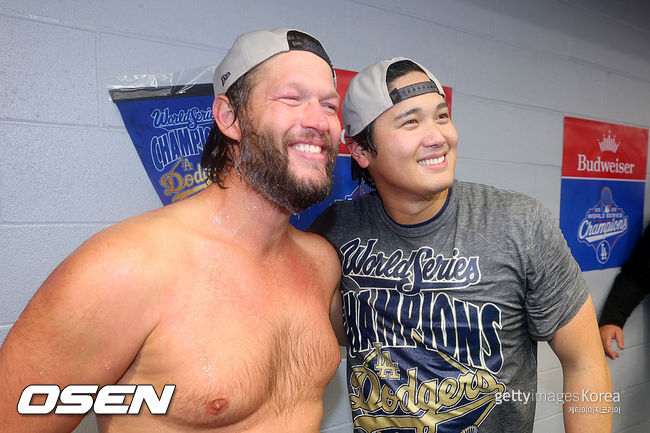 [사진] 2025 월드시리즈 우승 후 클레이튼 커쇼와 오타니 쇼헤이가 기뻐하고 있다. ⓒGettyimages(무단전재 및 재배포 금지)
