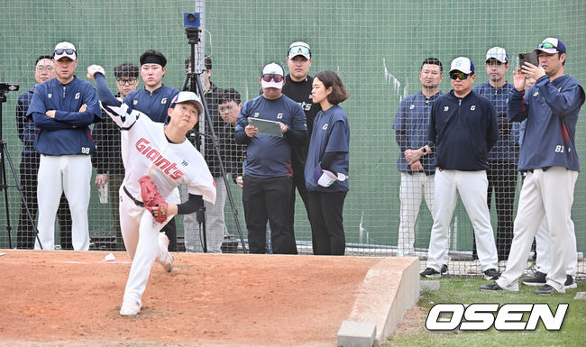 [OSEN=타이난(대만) , 이석우 기자] 프로야구 롯데 자이언츠가 1일(한국시간) 대만 타이난 아시아-태평양 국제야구센터에 스프링캠프를 차리고 구슬땀을 흘렸다.김태형 감독 등&nbsp;코치진과 투수&nbsp;20명,&nbsp;포수&nbsp;5명,&nbsp;내야수&nbsp;9명,&nbsp;외야수&nbsp;7명 등 총&nbsp;41명의 선수단이 1월 20일까지 1차 캠프에서 체력 강화와 기술 훈련을 치른 뒤 21일부터 3월 5일까지 일본 미야자키로 옮겨 2차 캠프에서 구춘리그에 참가해 실전 감각을 점검한다.롯데 김태형 감독이 쿄야마 투수의 불펜투구를 지켜보고 있다. 2026.02.01 / foto0307@osen.co.kr