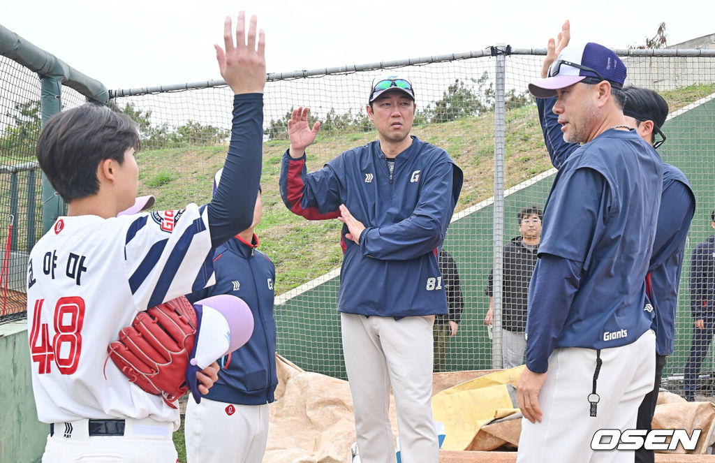 프로야구 롯데 자이언츠가 1일(한국시간) 대만 타이난 아시아-태평양 국제야구센터에 스프링캠프를 차리고 구슬땀을 흘렸다.김태형 감독 등 코치진과 투수 20명, 포수 5명, 내야수 9명, 외야수 7명 등 총 41명의 선수단이 1월 20일까지 1차 캠프에서 체력 강화와 기술 훈련을 치른 뒤 21일부터 3월 5일까지 일본 미야자키로 옮겨 2차 캠프에서 구춘리그에 참가해 실전 감각을 점검한다.롯데 가네무라 코치와 김상진 코치가 쿄야마 투수와 얘기하고 있다. 2026.02.01 / foto0307@osen.co.kr