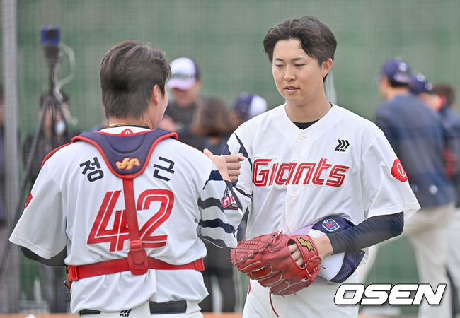 [OSEN=타이난(대만) , 이석우 기자] 프로야구 롯데 자이언츠가 1일(한국시간) 대만 타이난 아시아-태평양 국제야구센터에 스프링캠프를 차리고 구슬땀을 흘렸다.김태형 감독 등&nbsp;코치진과 투수&nbsp;20명,&nbsp;포수&nbsp;5명,&nbsp;내야수&nbsp;9명,&nbsp;외야수&nbsp;7명 등 총&nbsp;41명의 선수단이 1월 20일까지 1차 캠프에서 체력 강화와 기술 훈련을 치른 뒤 21일부터 3월 5일까지 일본 미야자키로 옮겨 2차 캠프에서 구춘리그에 참가해 실전 감각을 점검한다.롯데 쿄야마 투수가 불펜투구를 마치고 공을 받아준 정보근과 하이파이브를 하고 있다. 2026.02.01 / foto0307@osen.co.kr