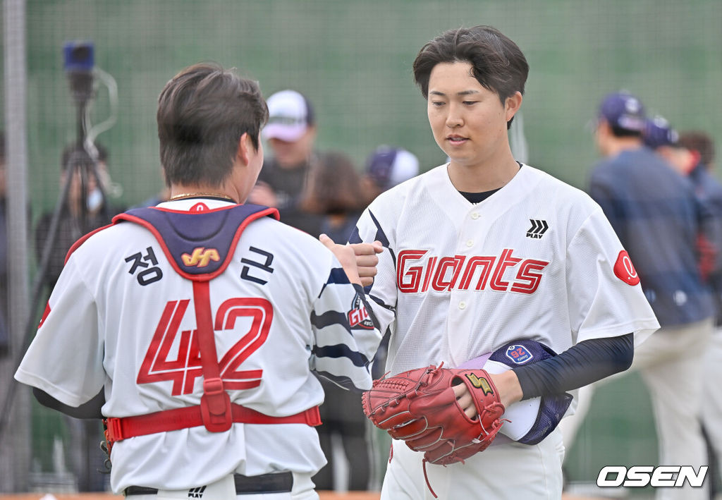 프로야구 롯데 자이언츠가 1일(한국시간) 대만 타이난 아시아-태평양 국제야구센터에 스프링캠프를 차리고 구슬땀을 흘렸다.김태형 감독 등 코치진과 투수 20명, 포수 5명, 내야수 9명, 외야수 7명 등 총 41명의 선수단이 1월 20일까지 1차 캠프에서 체력 강화와 기술 훈련을 치른 뒤 21일부터 3월 5일까지 일본 미야자키로 옮겨 2차 캠프에서 구춘리그에 참가해 실전 감각을 점검한다.롯데 쿄야마 투수가 불펜투구를 마치고 공을 받아준 정보근과 하이파이브를 하고 있다. 2026.02.01 / foto0307@osen.co.kr