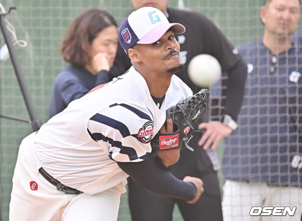프로야구 롯데 자이언츠가 1일(한국시간) 대만 타이난 아시아-태평양 국제야구센터에 스프링캠프를 차리고 구슬땀을 흘렸다.김태형 감독 등 코치진과 투수 20명, 포수 5명, 내야수 9명, 외야수 7명 등 총 41명의 선수단이 1월 20일까지 1차 캠프에서 체력 강화와 기술 훈련을 치른 뒤 21일부터 3월 5일까지 일본 미야자키로 옮겨 2차 캠프에서 구춘리그에 참가해 실전 감각을 점검한다.롯데 로드리게스가 불펜투구를 하고 있다. 2026.02.01 / foto0307@osen.co.kr