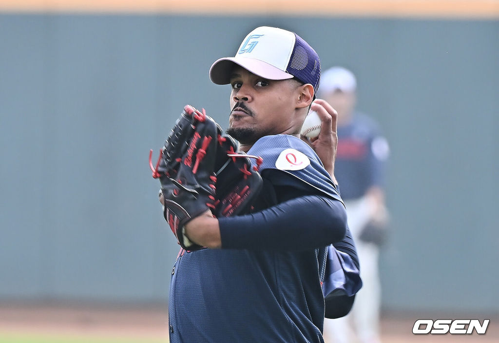 프로야구 롯데 자이언츠가 31일(한국시간) 대만 타이난 아시아-태평양 국제야구센터에 스프링캠프를 차리고 구슬땀을 흘렸다.김태형 감독 등 코치진과 투수 20명, 포수 5명, 내야수 9명, 외야수 7명 등 총 41명의 선수단이 1월 20일까지 1차 캠프에서 체력 강화와 기술 훈련을 치른 뒤 21일부터 3월 5일까지 일본 미야자키로 옮겨 2차 캠프에서 구춘리그에 참가해 실전 감각을 점검한다.롯데 새 외국인 선수 로드리게스가 투구 훈련을 하고 있다. 2026.01.31 / foto0307@osen.co.kr