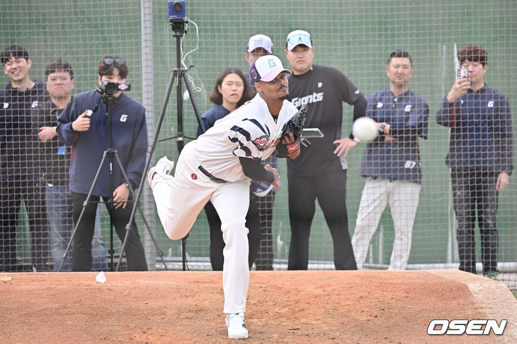 프로야구 롯데 자이언츠가 1일(한국시간) 대만 타이난 아시아-태평양 국제야구센터에 스프링캠프를 차리고 구슬땀을 흘렸다.김태형 감독 등 코치진과 투수 20명, 포수 5명, 내야수 9명, 외야수 7명 등 총 41명의 선수단이 1월 20일까지 1차 캠프에서 체력 강화와 기술 훈련을 치른 뒤 21일부터 3월 5일까지 일본 미야자키로 옮겨 2차 캠프에서 구춘리그에 참가해 실전 감각을 점검한다.롯데 로드리게스가 불펜투구를 하고 있다. 2026.02.01 / foto0307@osen.co.kr