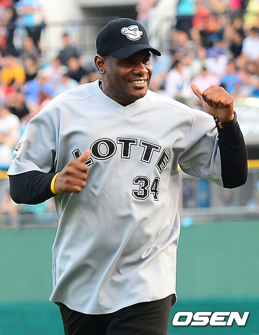 26일 오후 부산 사직구장에서 열린 2013 한국야쿠르트 세븐프로야구 롯데 자이언츠와 NC 다이노스의 경기, 펠릭스 호세가 팬들의 환호성을 들으며 엄지손가락을 치켜들고 있다.이 날 롯데는 1999시즌 당시 활약한 레전드 선수들과 함께 하는 챔피언스데이 이벤트를 실시한다. 이번 챔피언스데이 행사는 '응답하라 1999'라는 테마로 1999시즌 당시 활약한 펠릭스 호세, 마해영, 주형광, 김대익, 박지철 등 레전드 선수들을 초청하고 야외광장 팬 사인회, 그라운드 포토타임 등 다양한 이벤트를 가질 예정이다. 또한 레전드 선수들이 직접 사인한 사인볼 투척, 레전드 선수와의 그라운드 캐치볼 등 다양한 이벤트를 갖는다. 한편 이 날 경기 입장료 예매시 1, 3루 지정석과 외야자유석은 1999원으로 판매한다. (단 현장 구매시 2000원) 또한 테이블석은 종전 챔피언스데이 요금과 동일한 반값 할인을 적용한다. 또한 25일과 27일 홈경기에도 호세 선수의 팬 사인회를 야외광장에서 열고 경기 중에는 호세가 부르는 노래를 맞추는 '호세도 가수다', 팬들과 함께하는 추억의 게임 '디비디비딥', 1999시즌 스크린 퀴즈 등 다양한 이벤트를 진행된다. / rumi@osen.co.kr