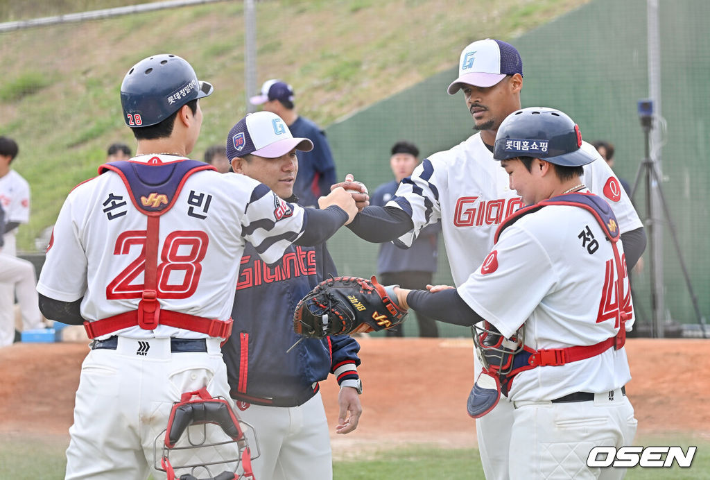 프로야구 롯데 자이언츠가 1일(한국시간) 대만 타이난 아시아-태평양 국제야구센터에 스프링캠프를 차리고 구슬땀을 흘렸다.김태형 감독 등 코치진과 투수 20명, 포수 5명, 내야수 9명, 외야수 7명 등 총 41명의 선수단이 1월 20일까지 1차 캠프에서 체력 강화와 기술 훈련을 치른 뒤 21일부터 3월 5일까지 일본 미야자키로 옮겨 2차 캠프에서 구춘리그에 참가해 실전 감각을 점검한다.롯데 로드리게스가 불펜투구를 마치고 손성빈과 하이파이브를 하고 있다. 2026.02.01 / foto0307@osen.co.kr