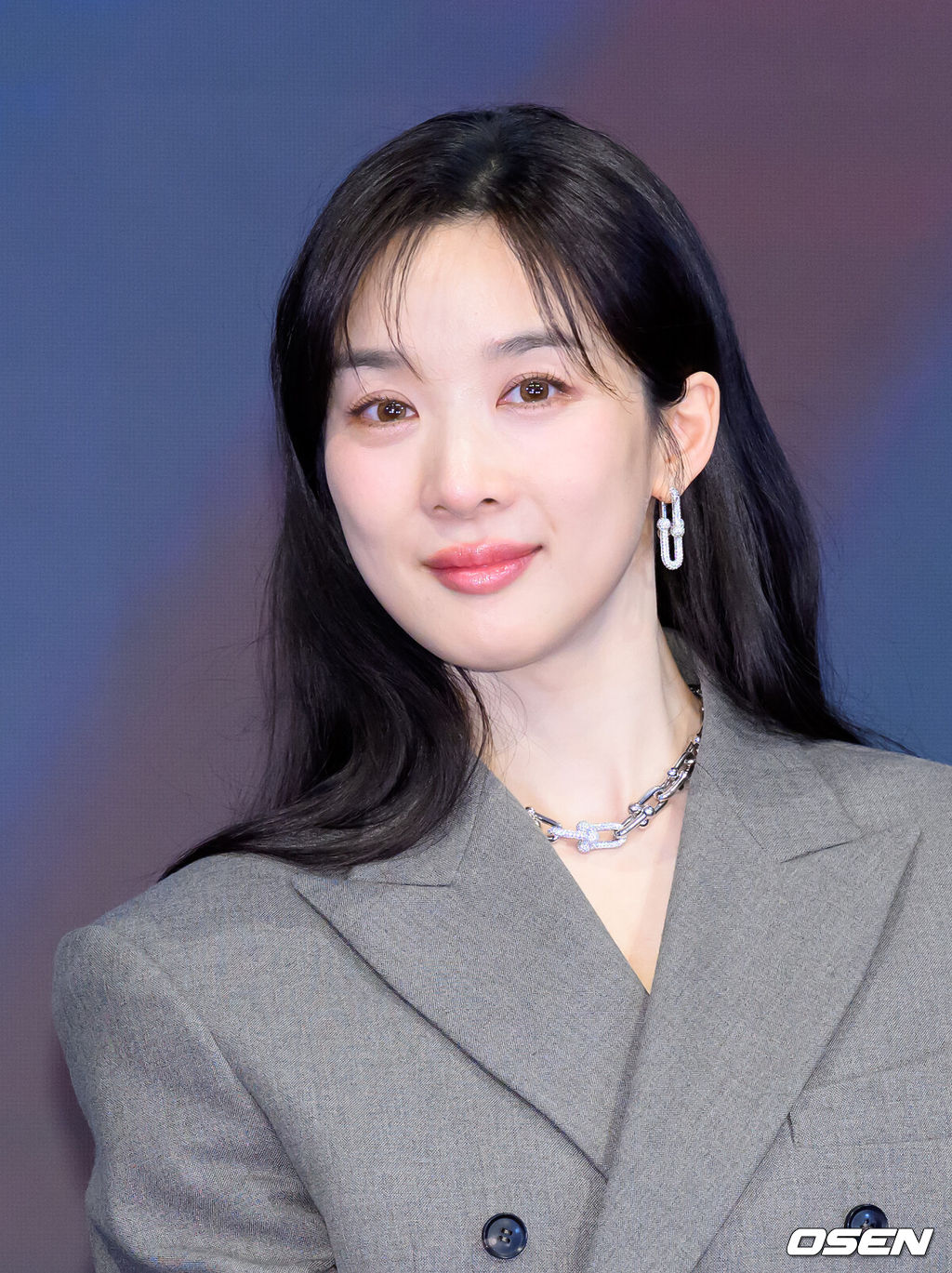 26일 오후 서울 구로구 더세인트 그랜드볼룸에서 ENA 월화드라마 ‘아너 : 그녀들의 법정’ 제작발표회가 열렸다.ENA 월화드라마 ‘아너 : 그녀들의 법정’은 거대한 스캔들이 되어 돌아온 과거에 정면 돌파로 맞서는 세 여성 변호사의 미스터리 추적극이다.배우 이청아가 포토타임을 가지고 있다. 2026.01.26 /sunday@osen.co.kr