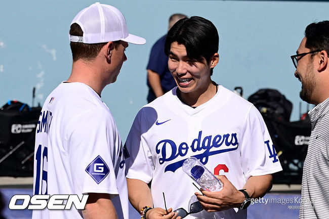 [사진] LA 다저스 김혜성이 윌 스미스와 이야기를 하고 있다. ⓒGettyimages(무단전재 및 재배포 금지)