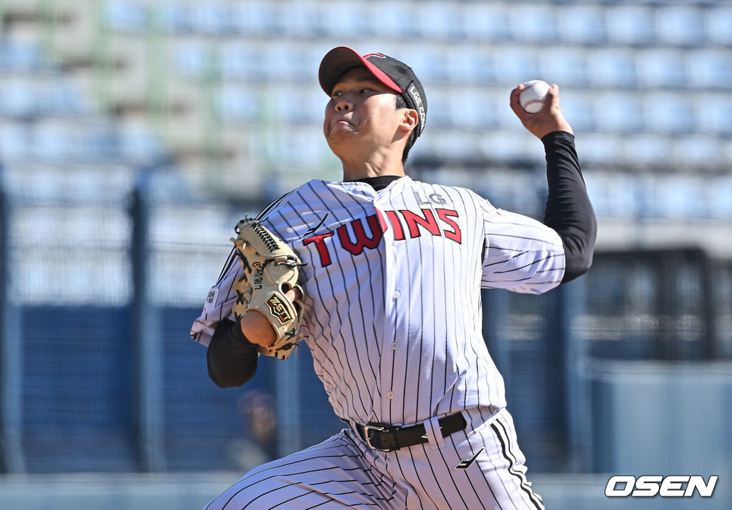29일 창원 마산야구장에서 2025 울산-KBO Fall League 독립 선발팀과 LG 트윈스의 결승 경기가 열렸다. 독립 선발팀은 진현우가, LG 트윈스는 성준서가 선발 출전했다. LG 트윈스 조원태가 역투하고 있다. 2025.10.29 / foto0307@osen.co.kr