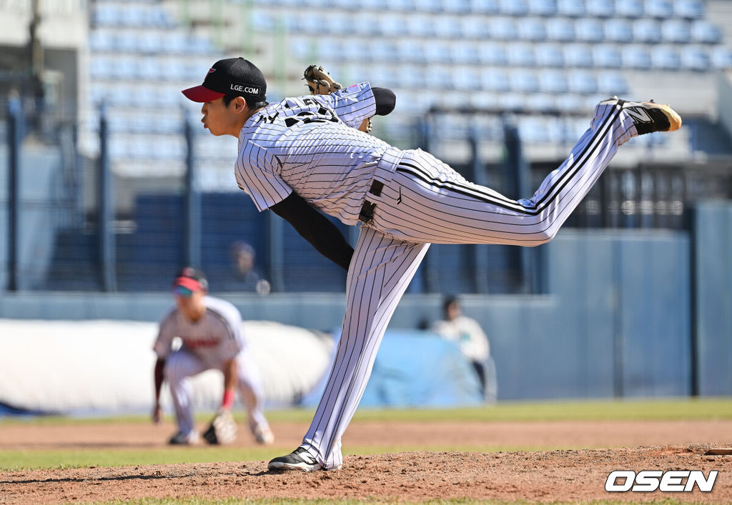 29일 창원 마산야구장에서 2025 울산-KBO Fall League 독립 선발팀과 LG 트윈스의 결승 경기가 열렸다. 독립 선발팀은 진현우가, LG 트윈스는 성준서가 선발 출전했다. LG 트윈스 조원태가 역투하고 있다. 2025.10.29 / foto0307@osen.co.kr