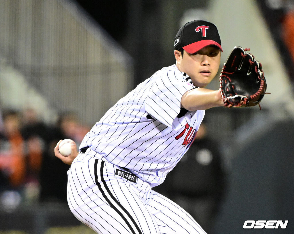 27일 오후 서울 잠실야구장에서 2025 신한 SOL Bank KBO리그 포스트시즌 한국시리즈 2차전 LG 트윈스와 한화 이글스의 경기가 열렸다.LG는 임찬규, 한화는 류현진을 선발 투수로 내세웠다.8회초 LG 함덕주가 역투하고 있다. 2025.10.27 /sunday@osen.co.kr