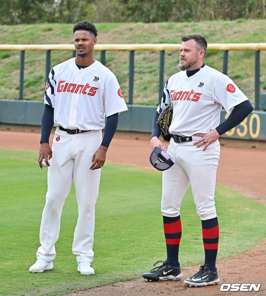 프로야구 롯데 자이언츠가 1일(한국시간) 대만 타이난 아시아-태평양 국제야구센터에 스프링캠프를 차리고 구슬땀을 흘렸다.김태형 감독 등 코치진과 투수 20명, 포수 5명, 내야수 9명, 외야수 7명 등 총 41명의 선수단이 1월 20일까지 1차 캠프에서 체력 강화와 기술 훈련을 치른 뒤 21일부터 3월 5일까지 일본 미야자키로 옮겨 2차 캠프에서 구춘리그에 참가해 실전 감각을 점검한다.롯데 새 외국인 투수 비슬리와 로드리게스가 얘기를 하고 있다. 2026.02.01 / foto0307@osen.co.kr