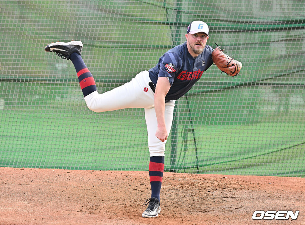 프로야구 롯데 자이언츠가 31일(한국시간) 대만 타이난 아시아-태평양 국제야구센터에 스프링캠프를 차리고 구슬땀을 흘렸다.김태형 감독 등 코치진과 투수 20명, 포수 5명, 내야수 9명, 외야수 7명 등 총 41명의 선수단이 1월 20일까지 1차 캠프에서 체력 강화와 기술 훈련을 치른 뒤 21일부터 3월 5일까지 일본 미야자키로 옮겨 2차 캠프에서 구춘리그에 참가해 실전 감각을 점검한다.롯데 새 외국인 선수 비슬리가 불펜 투구를 하고 있다. 2026.01.31 / foto0307@osen.co.kr