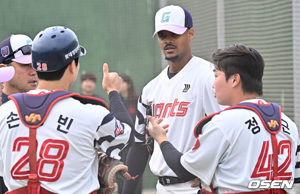 프로야구 롯데 자이언츠가 1일(한국시간) 대만 타이난 아시아-태평양 국제야구센터에 스프링캠프를 차리고 구슬땀을 흘렸다.김태형 감독 등 코치진과 투수 20명, 포수 5명, 내야수 9명, 외야수 7명 등 총 41명의 선수단이 1월 20일까지 1차 캠프에서 체력 강화와 기술 훈련을 치른 뒤 21일부터 3월 5일까지 일본 미야자키로 옮겨 2차 캠프에서 구춘리그에 참가해 실전 감각을 점검한다.롯데 로드리게스가 불펜투구를 마치고 손성빈의 엄지척을 받고 있다. 2026.02.01 / foto0307@osen.co.kr