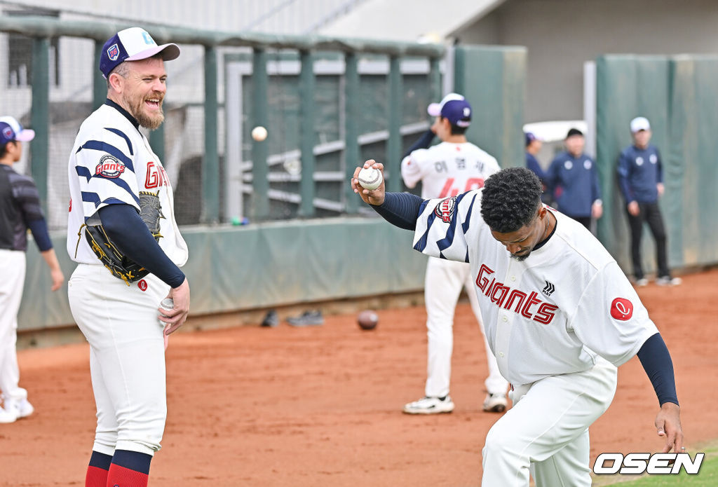 프로야구 롯데 자이언츠가 1일(한국시간) 대만 타이난 아시아-태평양 국제야구센터에 스프링캠프를 차리고 구슬땀을 흘렸다.김태형 감독 등 코치진과 투수 20명, 포수 5명, 내야수 9명, 외야수 7명 등 총 41명의 선수단이 1월 20일까지 1차 캠프에서 체력 강화와 기술 훈련을 치른 뒤 21일부터 3월 5일까지 일본 미야자키로 옮겨 2차 캠프에서 구춘리그에 참가해 실전 감각을 점검한다.롯데 새 외국인 투수 비슬리와 로드리게스가 투구 동작에 대해 얘기를 하고 있다. 2026.02.01 / foto0307@osen.co.kr