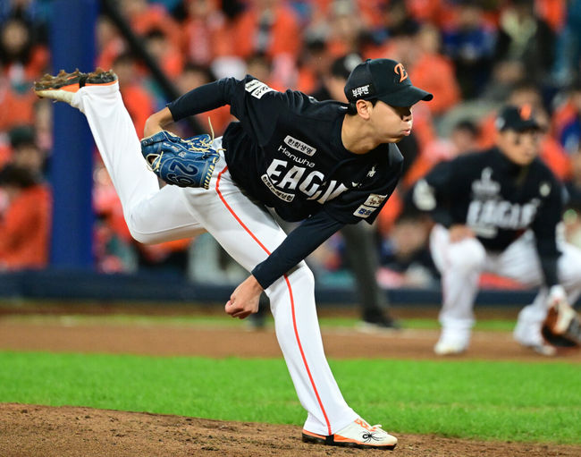 22일 대구 삼성라이온즈파크에서 2025 신한 SOL Bank KBO리그 포스트시즌 플레이오프 4차전 삼성 라이온즈와 한화 이글스의 경기가 열렸다.홈팀 삼성은 원태인, 방문팀 한화는 정우주를 선발로 내세웠다.6회말 한화 황준서가 역투를 하고 있다. 2025.10.22 /cej@osen.co.kr