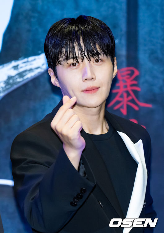 [OSEN=민경훈 기자] 15일 오전 서울 강남구 삼성동 그랜드 인터컨티넨탈 서울 파르나스 그랜드볼룸에서&nbsp;디즈니+ 오리지널 시리즈 '폭군'(박훈정 감독) 제작보고회가 열렸다.'폭군'은 '폭군 프로그램’의 마지막 샘플이 배달사고로 사라진 후 각기 다른 목적으로 그것을 차지하기 위해 모여든 사람들이 서로 쫓고 쫓기게 되는 이야기를 그린 추격 액션 스릴러.배우 김선호가 무대 위에서 포토타임을 갖고 있다. 2024.07.15 / rumi@osen.co.kr