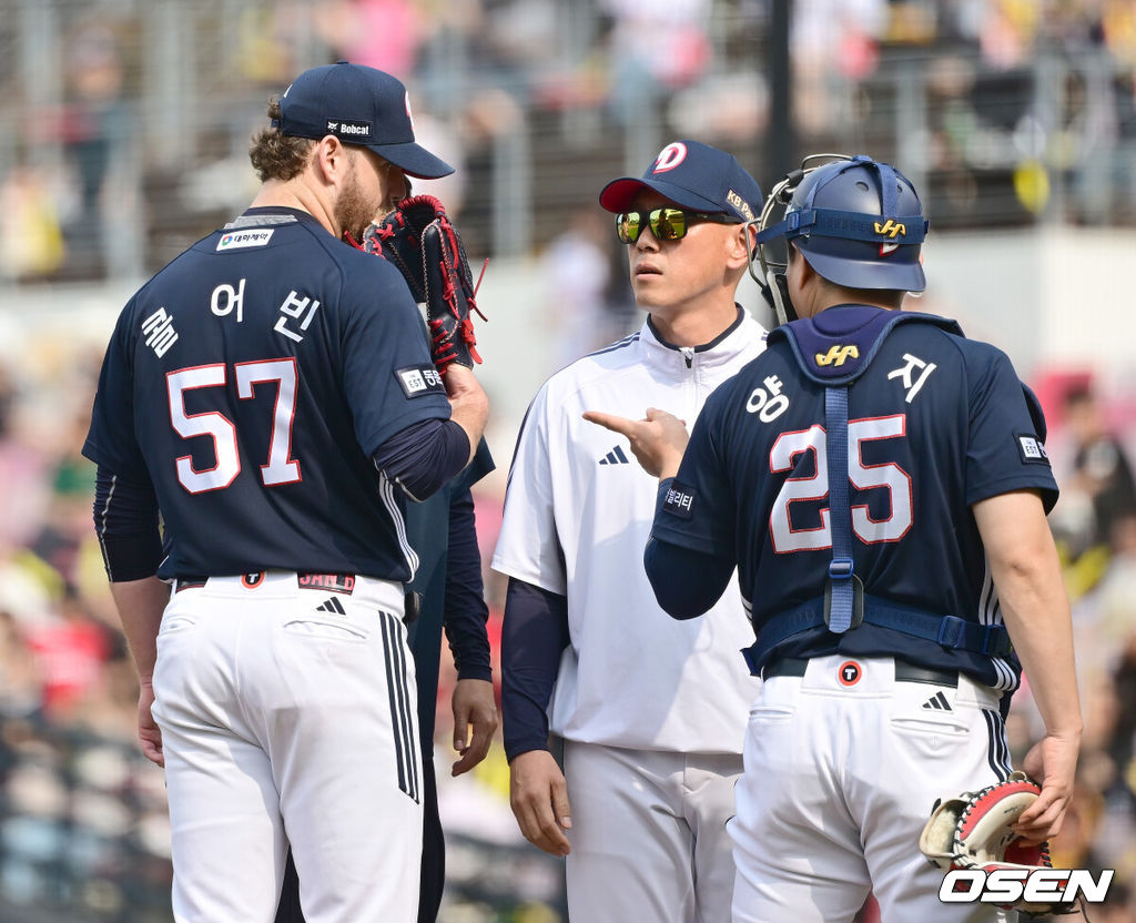 17일 오후 광주 북구 기아챔피언스필드에서 ‘2025 신한 SOL Bank KBO리그’ KIA 타이거즈와 두산 베어스의 더블헤더 1차전 경기가 열렸다.더블헤더 1차전 홈팀 KIA는 네일, 원정팀 두산은 콜어빈을 선발로 내세웠다.6회말 1사 1, 2루 마운드를 방문한 두산 박정배 투수코치가 콜어빈, 양의지와 이야기를 나누고 있다. 2025.05.17 / ksl0919@osen.co.kr