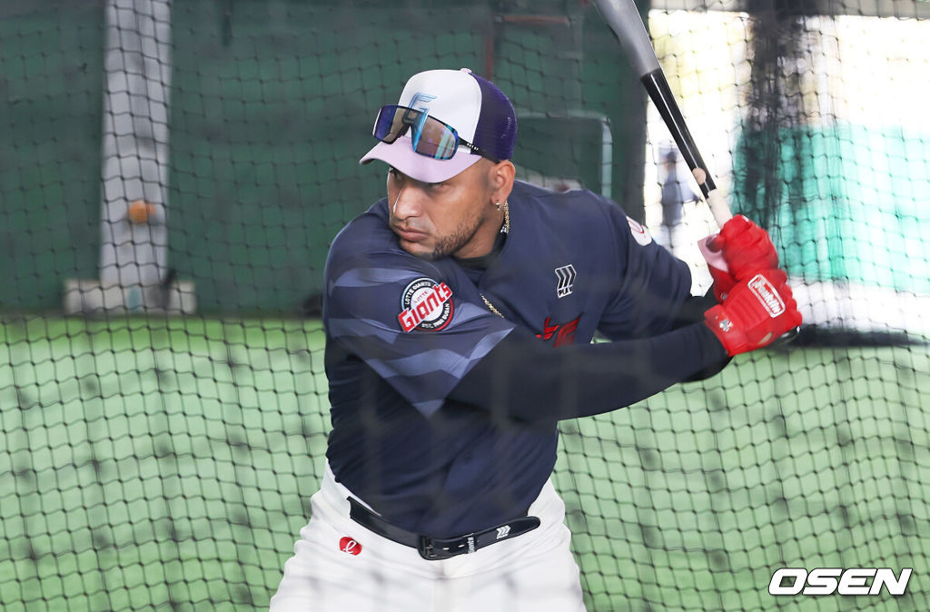 프로야구 롯데 자이언츠가 2일(한국시간) 대만 타이난 아시아-태평양 국제야구센터에 스프링캠프를 차리고 구슬땀을 흘렸다.김태형 감독 등 코치진과 투수 20명, 포수 5명, 내야수 9명, 외야수 7명 등 총 41명의 선수단이 1월 20일까지 1차 캠프에서 체력 강화와 기술 훈련을 치른 뒤 21일부터 3월 5일까지 일본 미야자키로 옮겨 2차 캠프에서 구춘리그에 참가해 실전 감각을 점검한다.롯데 레이예스가 타격 훈련을 하고 있다. 2026.02.02 / foto0307@osen.co.kr