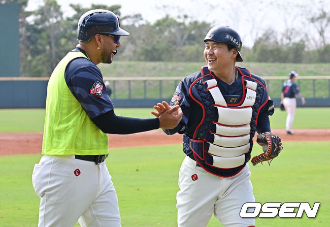 [OSEN=타이난(대만) , 이석우 기자] 프로야구 롯데 자이언츠가 2일(한국시간) 대만 타이난 아시아-태평양 국제야구센터에 스프링캠프를 차리고 구슬땀을 흘렸다.김태형 감독 등&nbsp;코치진과 투수&nbsp;20명,&nbsp;포수&nbsp;5명,&nbsp;내야수&nbsp;9명,&nbsp;외야수&nbsp;7명 등 총&nbsp;41명의 선수단이 1월 20일까지 1차 캠프에서 체력 강화와 기술 훈련을 치른 뒤 21일부터 3월 5일까지 일본 미야자키로 옮겨 2차 캠프에서 구춘리그에 참가해 실전 감각을 점검한다.롯데 유강남이 레이예스와 수비훈련을 하고 있다. 2026.02.02 / foto0307@osen.co.kr