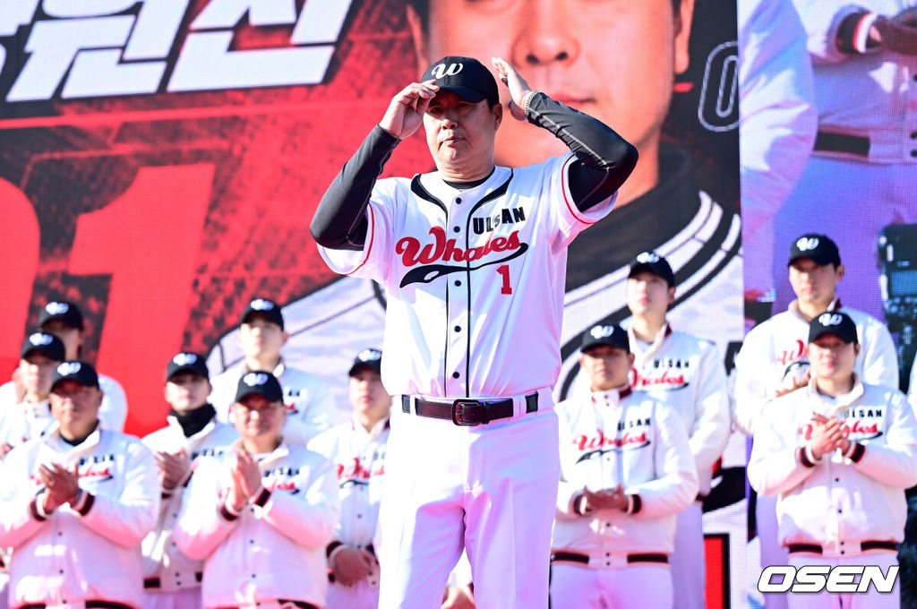 울산웨일즈 프로야구 창단식이 2일 오후 울산 문수야구장에서 열렸다.이날 창단식에는 김두겸 울산시장을 비롯해 허구연 KBO 총재, 김철욱 시 체육회장, 야구 관계자·선수단, 시민 등 500여 명이 참석했다. 울산웨일즈 프로야구단은 오는 3월 20일 KBO 퓨처스리그 개막전을 시작으로 시즌 일정에 돌입한다. 장원진 감독이 인사를 전하고 있다. 2026.02.02 / dreamer@osen.co.kr