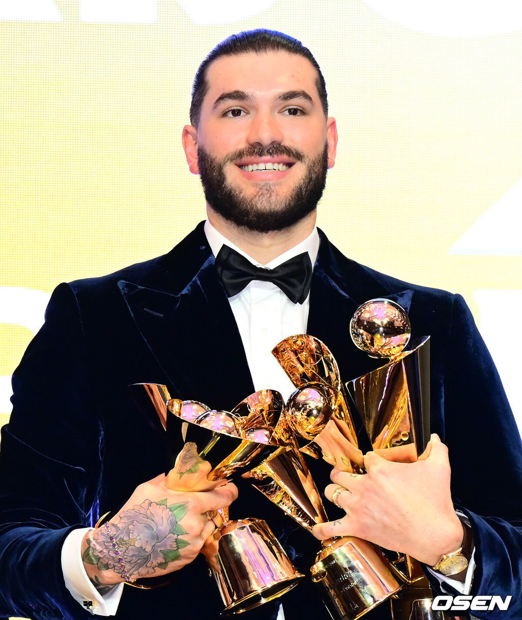 MVP를 수상한 코디 폰세가 포즈를 취하고 있다. 2025.11.24 /jpnews@osen.co.kr