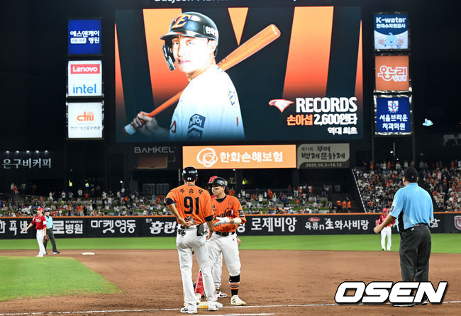 23일 오후 대전 한화생명볼파크에서 2025 신한 SOL Bank KBO리그 한화 이글스와 SSG 랜더스의 경기가 열렸다.한화는 황준서, SSG은 화이트를 선발로 내세웠다.8회말 무사에서 한화 손아섭이 우중간 안타를 치고 있다. 손아섭은 이 안타로 역대 최초 2600안타를 기록했다. 2025.08.23 /sunday@osen.co.kr