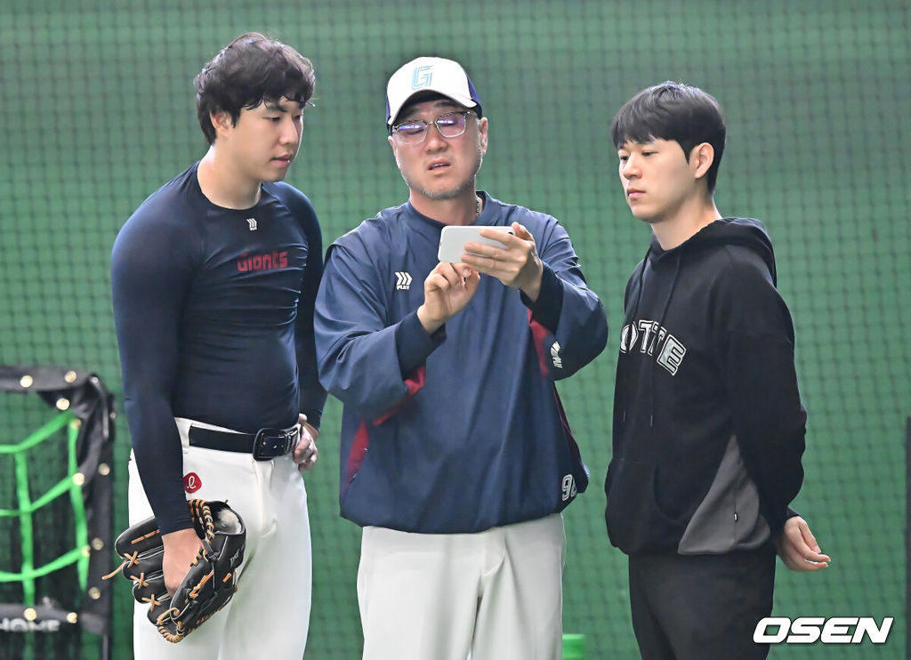 프로야구 롯데 자이언츠가 31일(한국시간) 대만 타이난 아시아-태평양 국제야구센터에 스프링캠프를 차리고 구슬땀을 흘렸다.김태형 감독 등 코치진과 투수 20명, 포수 5명, 내야수 9명, 외야수 7명 등 총 41명의 선수단이 1월 20일까지 1차 캠프에서 체력 강화와 기술 훈련을 치른 뒤 21일부터 3월 5일까지 일본 미야자키로 옮겨 2차 캠프에서 구춘리그에 참가해 실전 감각을 점검한다.롯데 김상진 코치가 최충연과 투구 영상을 보며 얘기하고 있다. 2026.01.31 / foto0307@osen.co.kr