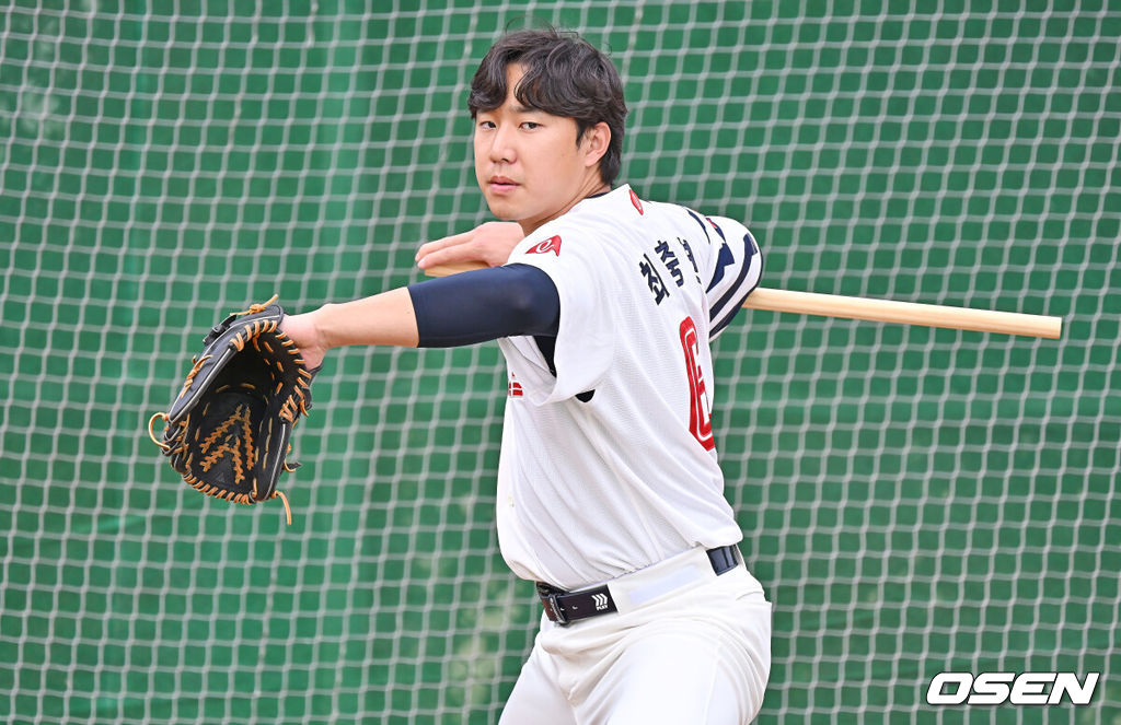 프로야구 롯데 자이언츠가 1일(한국시간) 대만 타이난 아시아-태평양 국제야구센터에 스프링캠프를 차리고 구슬땀을 흘렸다.김태형 감독 등 코치진과 투수 20명, 포수 5명, 내야수 9명, 외야수 7명 등 총 41명의 선수단이 1월 20일까지 1차 캠프에서 체력 강화와 기술 훈련을 치른 뒤 21일부터 3월 5일까지 일본 미야자키로 옮겨 2차 캠프에서 구춘리그에 참가해 실전 감각을 점검한다.롯데 최충연이 팔 교정을 위해 나무 막대기를 감고 투구 동작을 하고 있다. 2026.02.01 / foto0307@osen.co.kr