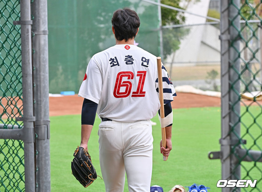 프로야구 롯데 자이언츠가 1일(한국시간) 대만 타이난 아시아-태평양 국제야구센터에 스프링캠프를 차리고 구슬땀을 흘렸다.김태형 감독 등 코치진과 투수 20명, 포수 5명, 내야수 9명, 외야수 7명 등 총 41명의 선수단이 1월 20일까지 1차 캠프에서 체력 강화와 기술 훈련을 치른 뒤 21일부터 3월 5일까지 일본 미야자키로 옮겨 2차 캠프에서 구춘리그에 참가해 실전 감각을 점검한다.롯데 최충연이 팔 교정을 위해 나무 막대기를 감고 투구 동작을 하고 있다. 2026.02.01 / foto0307@osen.co.kr