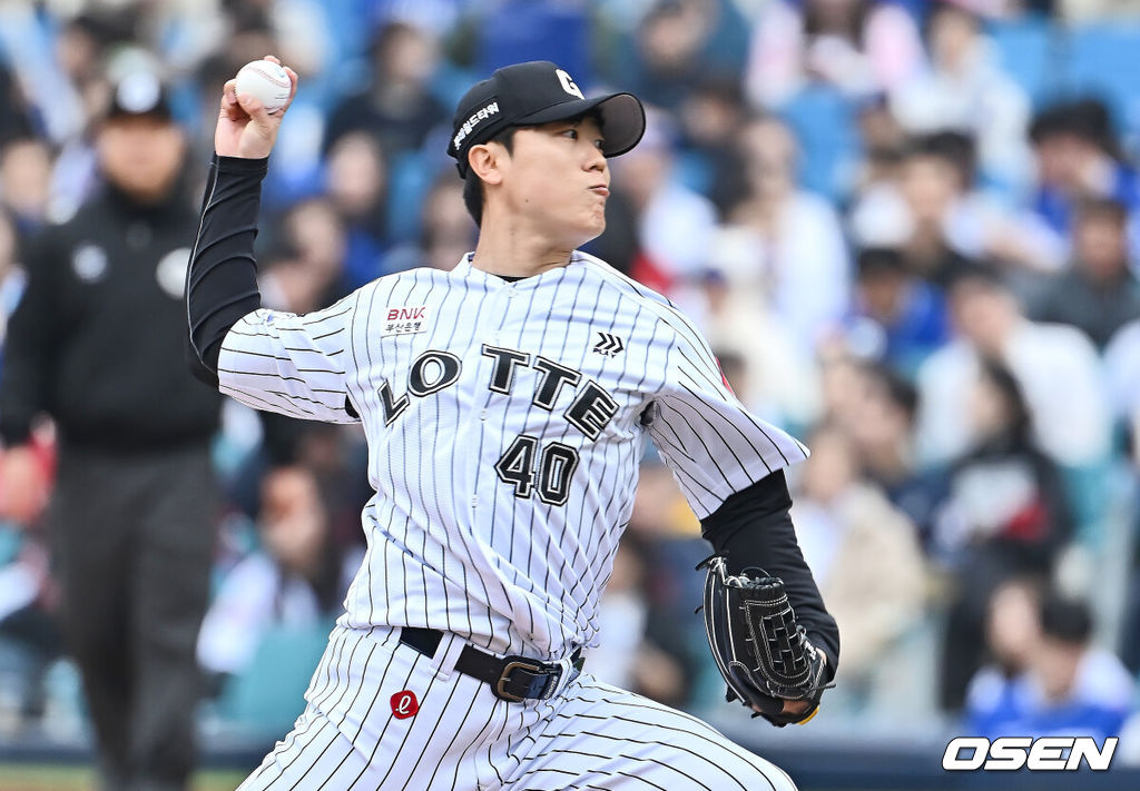 20일 대구삼성라이온즈파크에서 2025 신한 SOL 뱅크 KBO 리그 삼성 라이온즈와 롯데 자이언츠의 경기가 열렸다. 홈팀 삼성은 후라도가, 방문팀 롯데는 나균안이 선발 출전했다. 롯데 자이언츠 박진형이 역투하고 있다. 2025.04.20 / foto0307@osen.co.kr