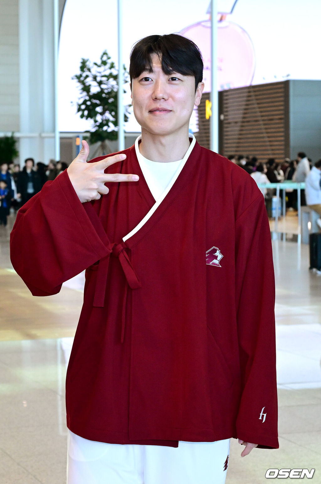 프로야구 키움 히어로즈가 2026 시즌을 준비하기 위해 22일 오전 대만 가오슝으로 출국했다.키움은 22일부터 3월 7일까지 총 45일간 대만 가오슝에서 2026시즌을 위한 스프링캠프에 돌입한다. 이번 캠프에는 설종진 감독을 포함한 코칭스태프 12명과 선수 48명 등 총 60명이 참가한다.키움 박진형이 포즈를 취하고 있다. 2026.01.22 / dreamer@osen.co.kr