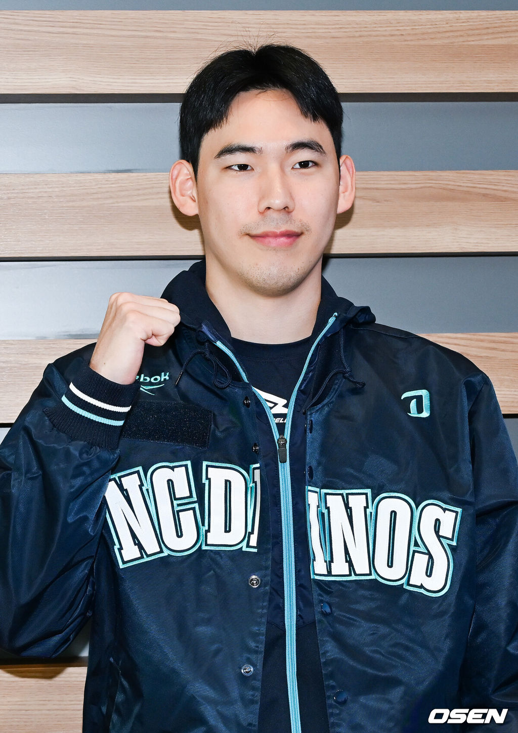 프로야구 NC 다이노스가 스프링캠프를 위해 24일 오후 인천국제공항을 통해 미국 LA로 출국했다.NC 스프링캠프 본진은 로스앤젤레스에 도착한 후 미국 국내선을 경유해 애리조나 투손으로 이동할 예정이다.NC 정구범이 출국길에 오르며 포즈를 취하고 있다. 2026.01.24 / rumi@osen.co.kr