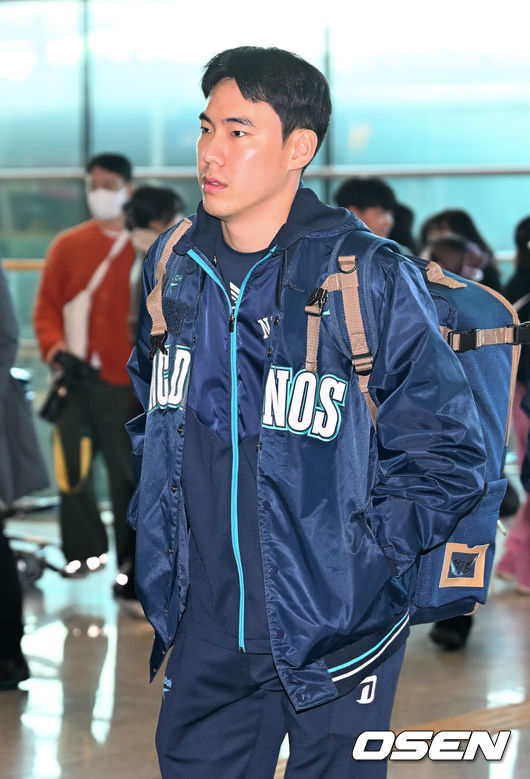 [OSEN=인천공항, 민경훈 기자] 프로야구 NC 다이노스가 스프링캠프를 위해 24일 오후 인천국제공항을 통해 미국 LA로 출국했다.NC 스프링캠프 본진은 로스앤젤레스에 도착한 후 미국 국내선을 경유해 애리조나 투손으로 이동할 예정이다.NC 정구범이 출국길에 오르고 있다. 2026.01.24 / rumi@osen.co.kr