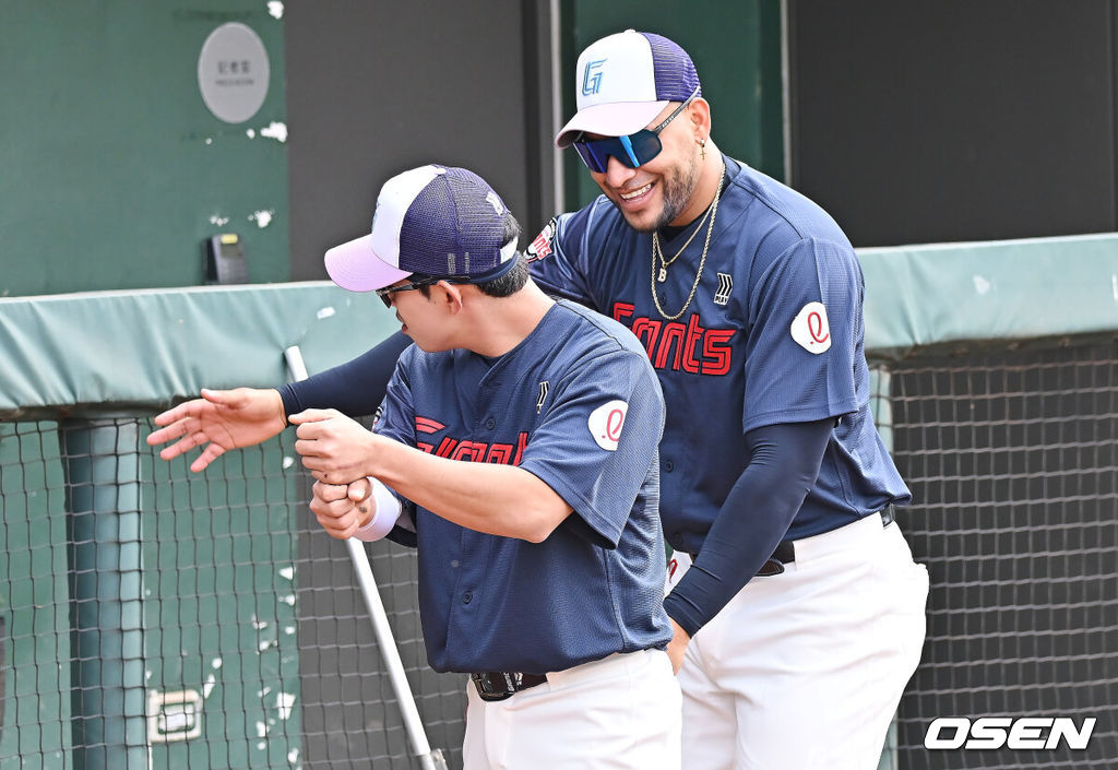 프로야구 롯데 자이언츠가 2일(한국시간) 대만 타이난 아시아-태평양 국제야구센터에 스프링캠프를 차리고 구슬땀을 흘렸다.김태형 감독 등 코치진과 투수 20명, 포수 5명, 내야수 9명, 외야수 7명 등 총 41명의 선수단이 1월 20일까지 1차 캠프에서 체력 강화와 기술 훈련을 치른 뒤 21일부터 3월 5일까지 일본 미야자키로 옮겨 2차 캠프에서 구춘리그에 참가해 실전 감각을 점검한다.롯데 레이예스가 훈련 도중 황성민과 장난을 치고 있다. 2026.02.02 / foto0307@osen.co.kr